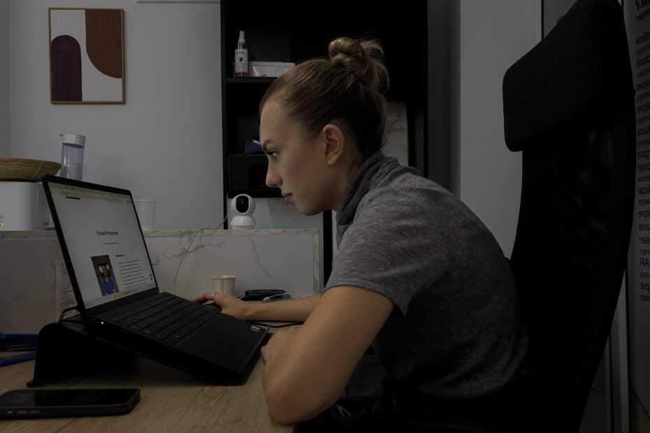 Postură corectă la birou pentru prevenirea durerilor de spate – PhysioBoost București